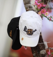 Nón Drmartens màu Trắng Chữ Lớn